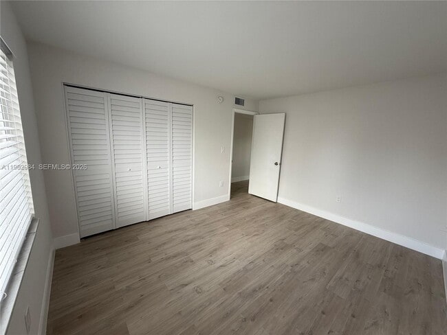 Foto del edificio - 3626 NE 168th St