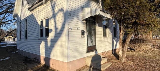 Building Photo - 911 W Hurlburt St