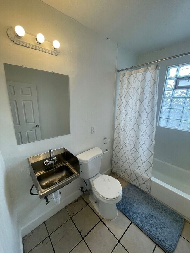 Building Photo - 1120-1122 W Locust St. (Duplex)(ACE PROPERTY)
