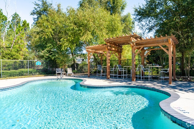 Cabanas - Pine Crest Apartments