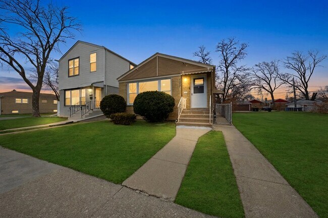 Foto del edificio - 4605 S Laramie Ave