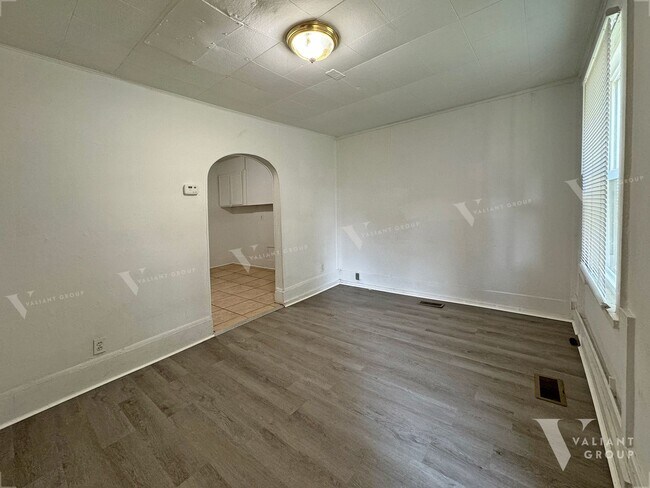 Building Photo - Small 2 Bedroom, 1 Bathroom Home