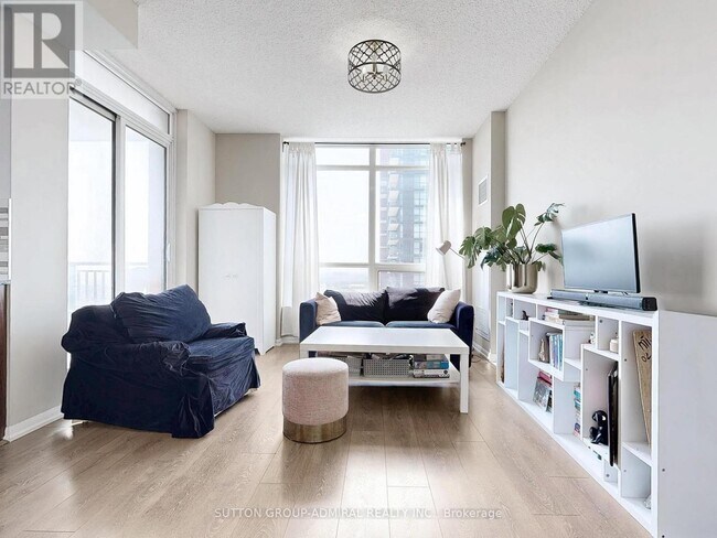 Photo du bâtiment - 800 Lawrence Ave W