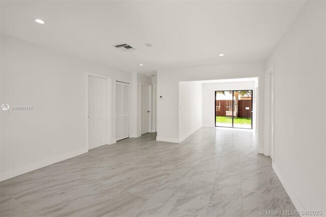 Foto del edificio - 120 NW 54th St