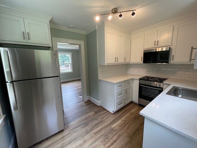 Building Photo - Cape Cod Style Student Housing in Pendleton!