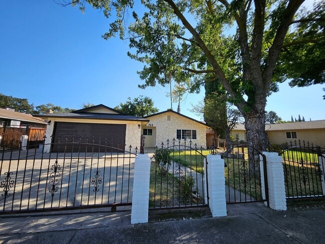 Building Photo - Welcome Home! Spacious Floor Plan 3 Bed 2 ...