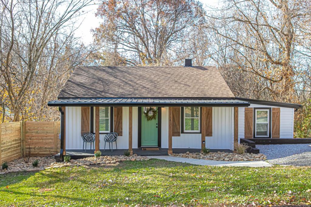 Primary Photo - 114 Pelham Rd