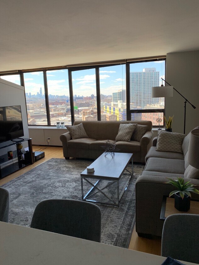 Foto principal - 3930 N Pine Grove Ave