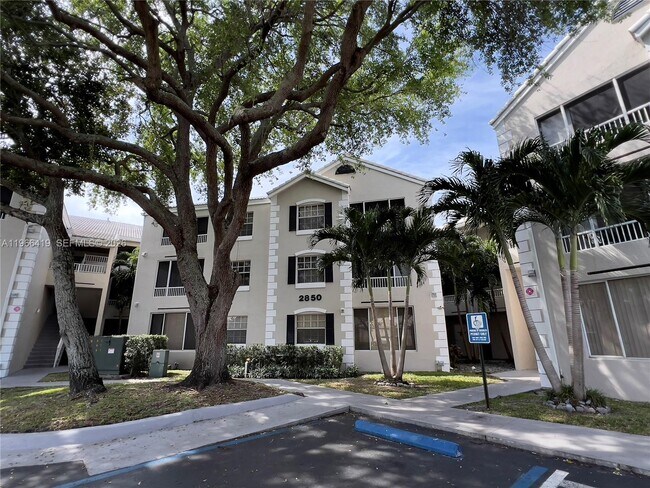 Building Photo - 2850 N Oakland Forest Dr