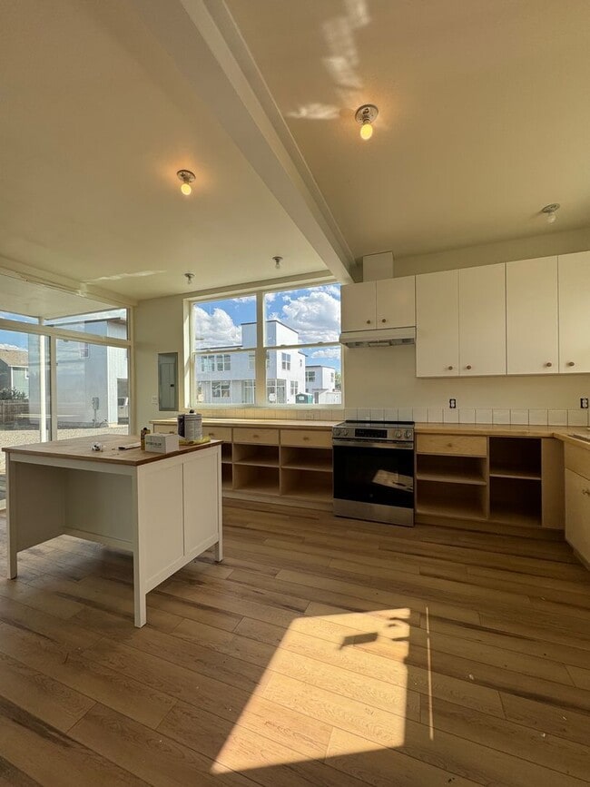 Foto del edificio - Bright 3BR/3BA with Soaring Ceilings & Lar...