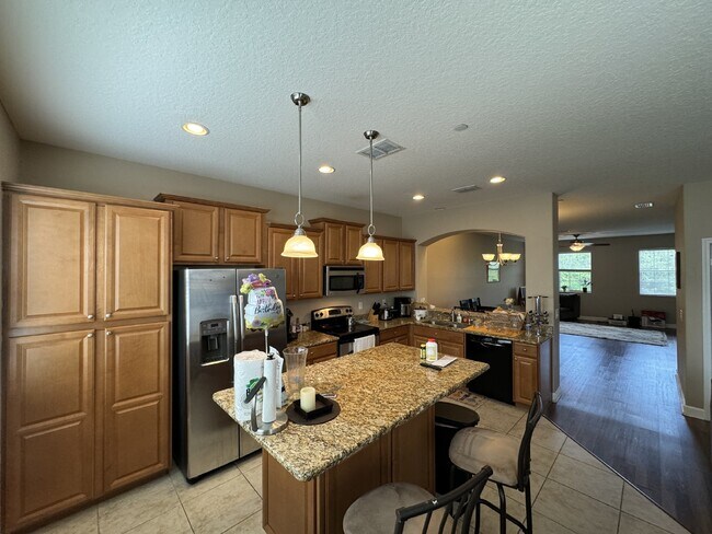 Building Photo - Spacious 4-Bedroom Townhouse in Tampa with...