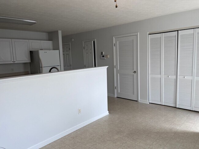 Building Photo - Freshly Painted and New Flooring!