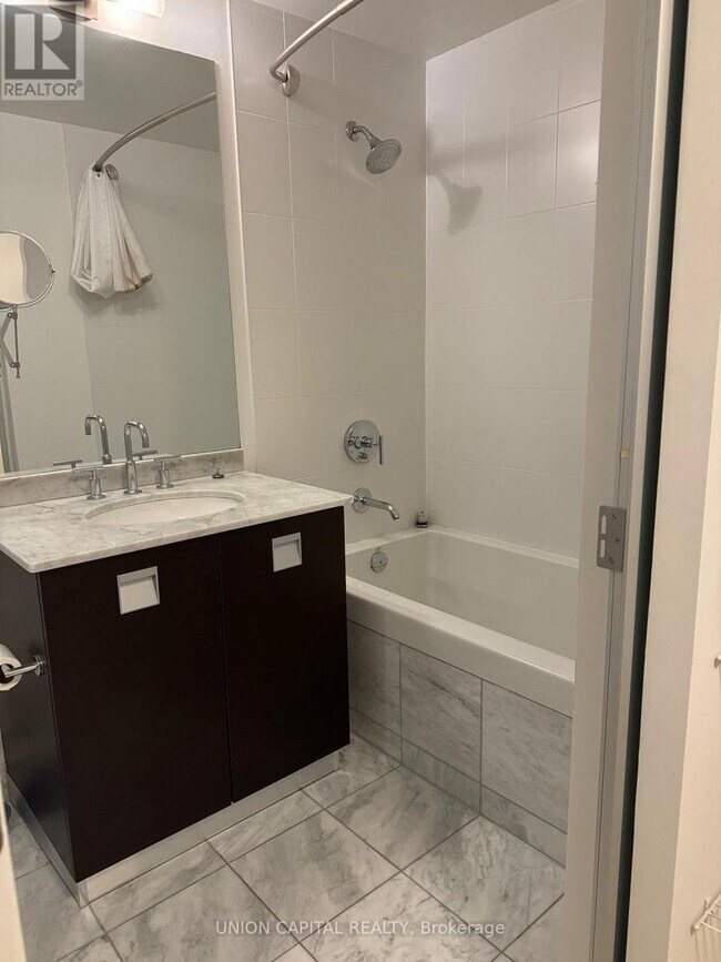 Photo du bâtiment - 33 Charles St E