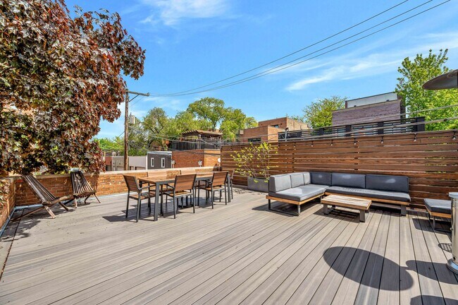 Foto del edificio - 2235 N Lakewood Ave