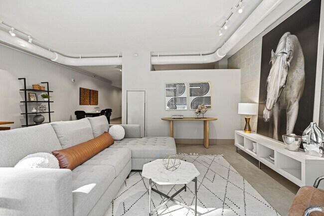 Foto del edificio - Logan Circle Condo | 1 Bed | 1 Bath | 885 Sf | Large Private Patio | 1 Garage Parking Space