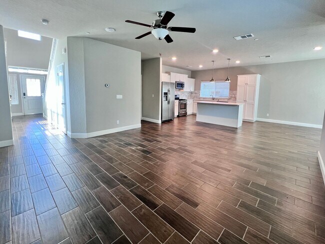 Building Photo - $2,795 Leonard & Gettysburg, 3 Bedroom 2.5...