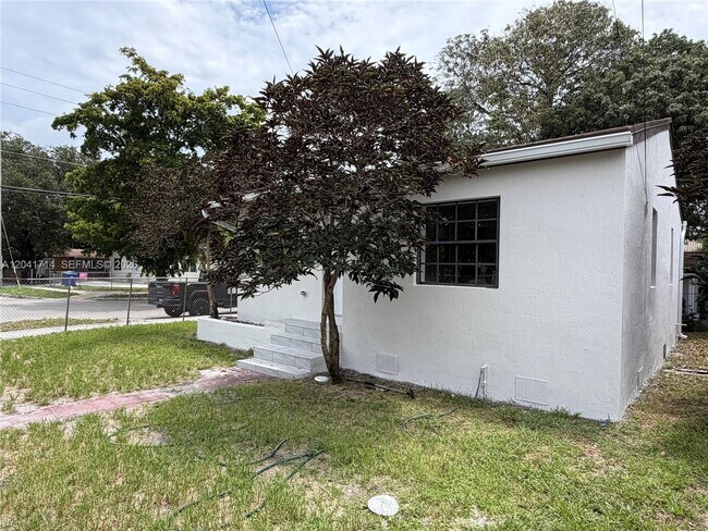 Foto del edificio - 7675 NW 3rd Ave
