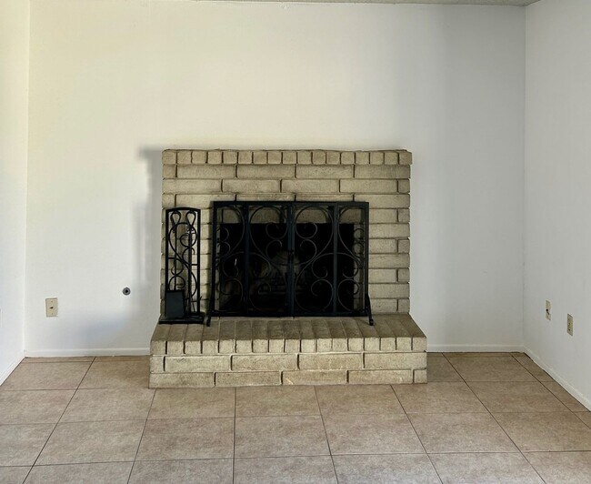 Foto del edificio - 7413 Cedarcrest Ave