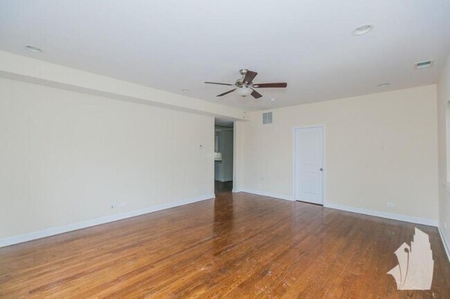 Building Photo - 3 bedroom in Chicago IL 60640