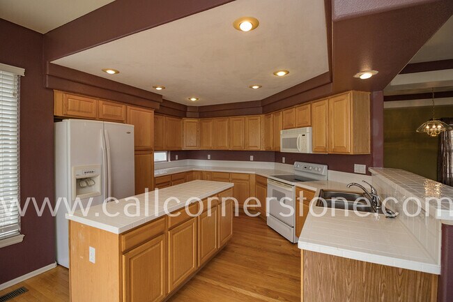 Building Photo - 3305 Hollycrest Dr
