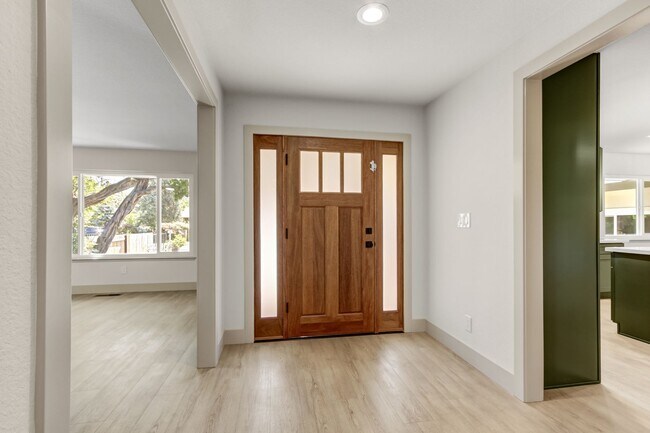 Foto del edificio - High-End 4-Bedroom Retreat | Designer Kitchen | Resort-Style Backyard & Pool!