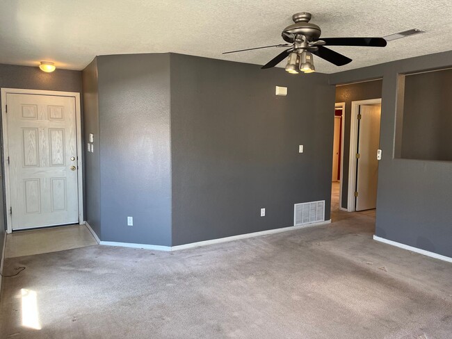 Foto del edificio - Cozy 3 Bedroom 2 Bathroom Home In The NW!