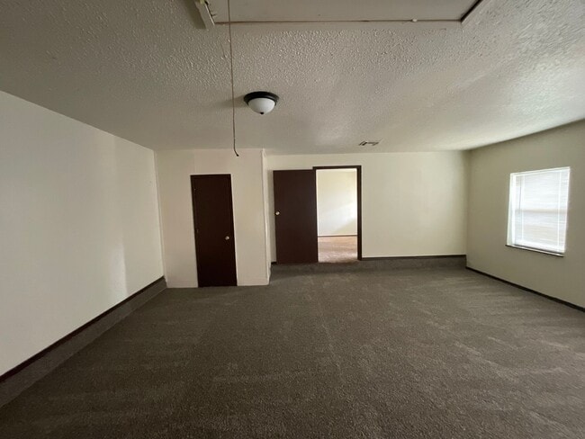 Foto del edificio - Spacious 4 bed, 1.5 bath