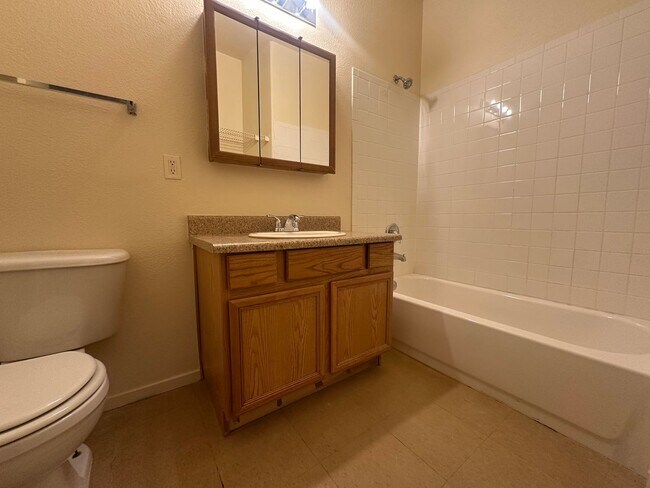 Foto del edificio - Cozy 1-Bedroom Condo in Las Vegas