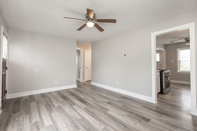 Building Photo - 3 bedroom/1 bath Single House!