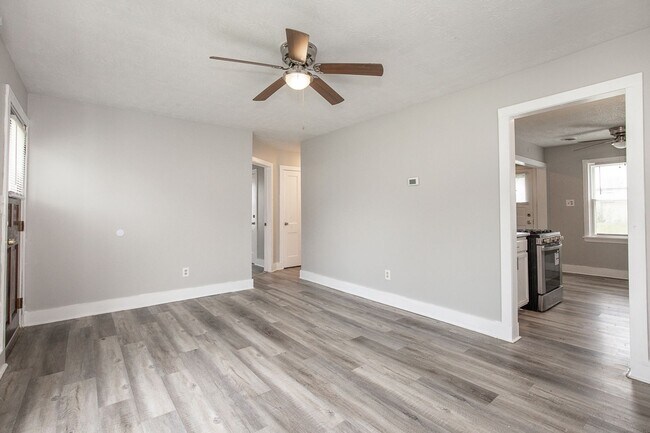 Foto del edificio - 3 bedroom/1 bath Single House!