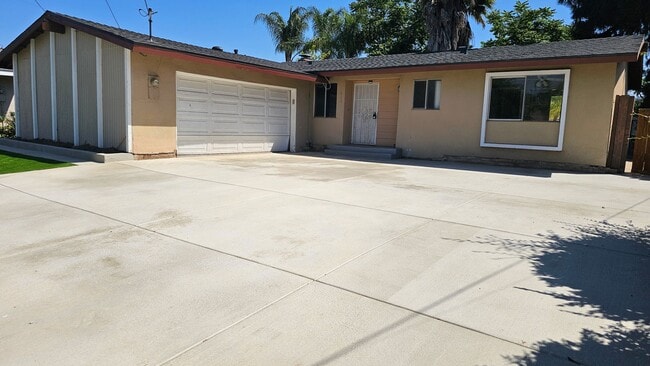 Building Photo - 3bed room 2 bath House in Escondido
