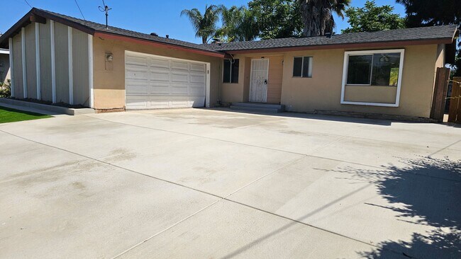 Foto del edificio - 3bed room 2 bath House in Escondido