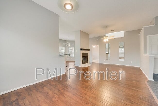 Foto del edificio - 1220 Royal Crescent Dr