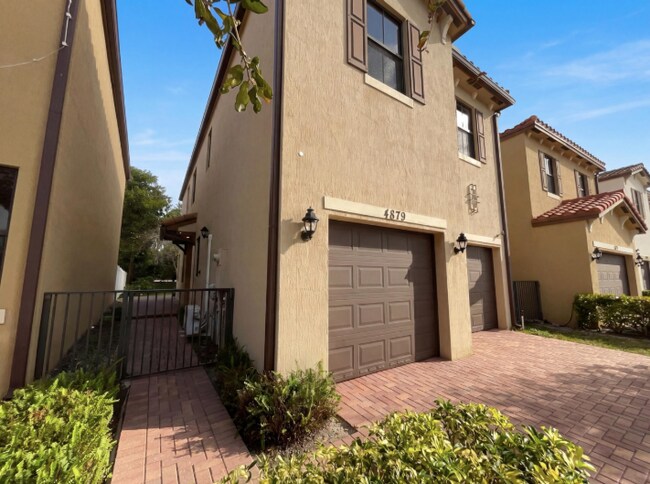 Foto del edificio - 4879 NW 55th St