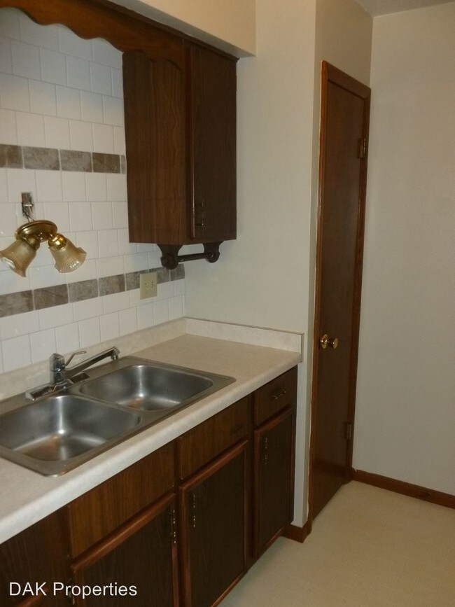 Building Photo - N114W15556-W15556 Sylvan Cir