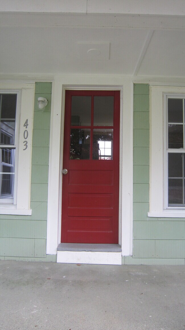 Foto del edificio - 403 Stebbins Rd