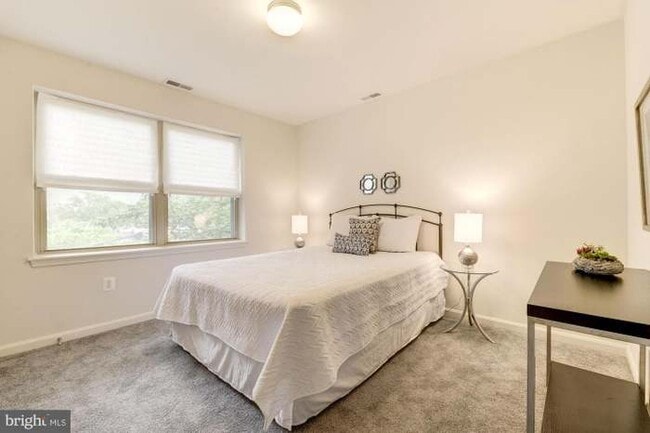 Foto del edificio - 1240 Holbrook Ter NE