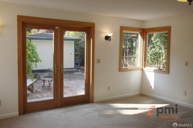 Building Photo - 2307 Collins Ave