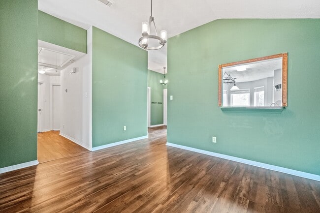 Foto del edificio - 3330 Red Cedar Dr