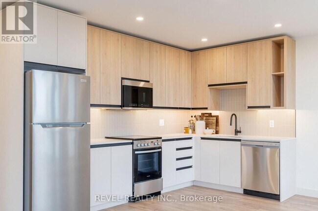 Building Photo - 4390 Hillview Dr