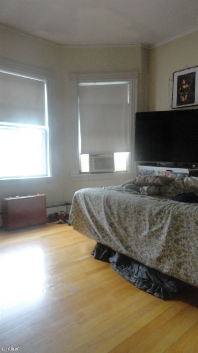 Building Photo - 3 br, 1 bath Apartment - 25 Hardwick St