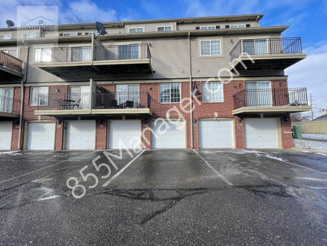 Building Photo - Spacious 3 Bedroom Condo with Open Floor P...