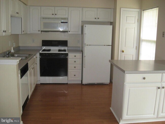 Building Photo - 120 Foxview Dr