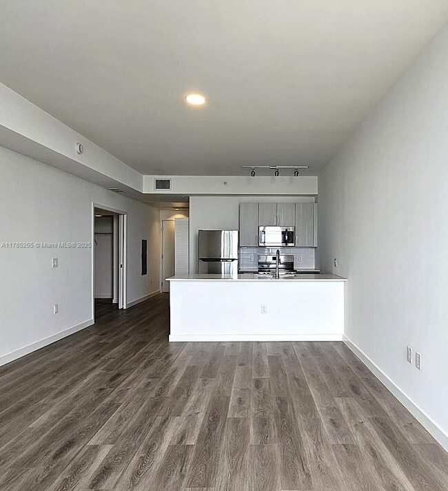 Building Photo - 1642 NE 1st Ave