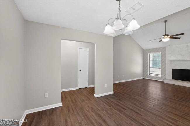 Building Photo - 3016 Mistletoe Ave