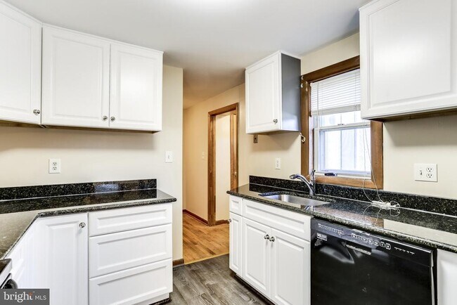 Foto del edificio - 8406 Church Ln Rd
