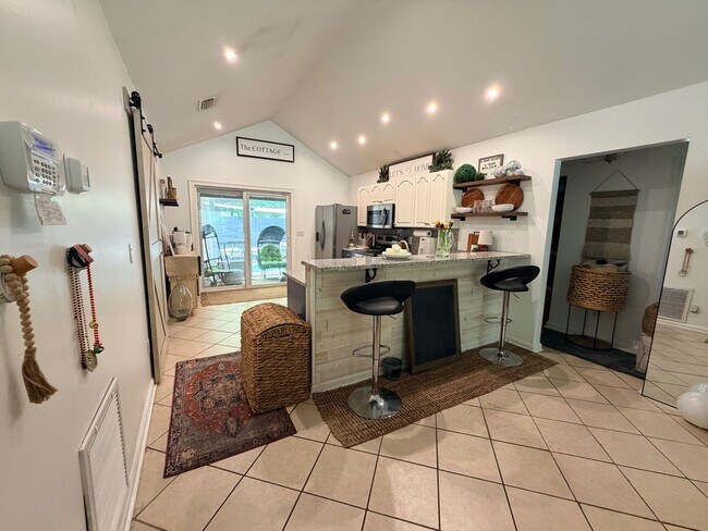 Foto del edificio - Fully Updated “Cottage” Home Near Colleges, Airport & Coastal Getaways