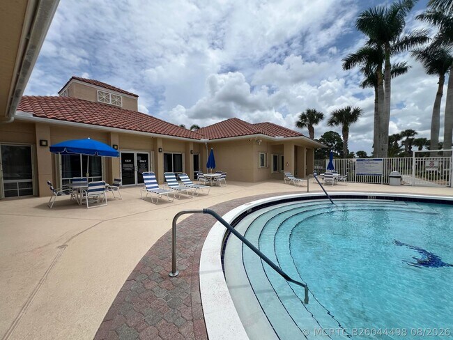 Foto del edificio - 557 SW New Castle Cove