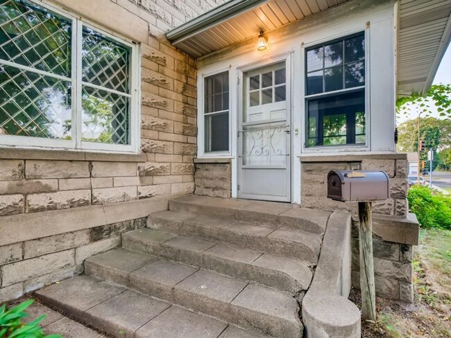 Building Photo - June 2025 ~ Cute 5 bedroom house. Spacious...
