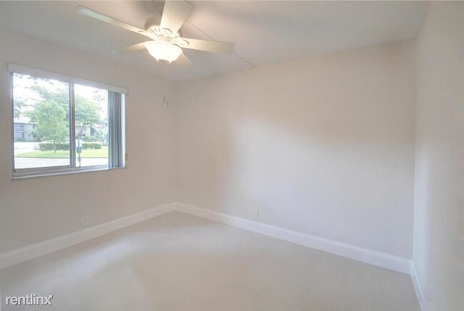 Foto del edificio - 703 Gardens Dr